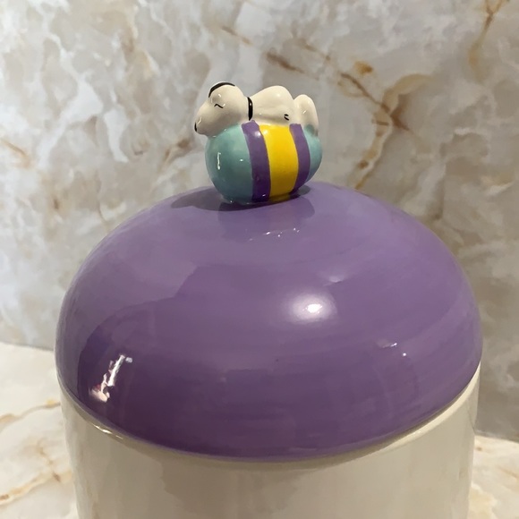 Peanuts: Snoopy Easter theme cookie canister